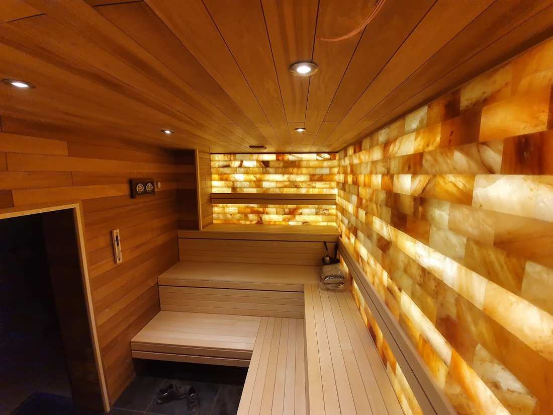 Sauna z podświetlaną ścianą solną