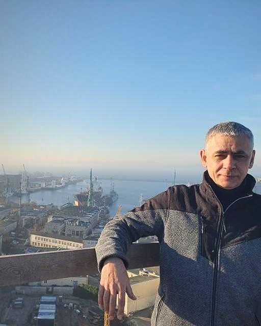 Michał z ArchiSpa na tarasie widokowym, w tle port